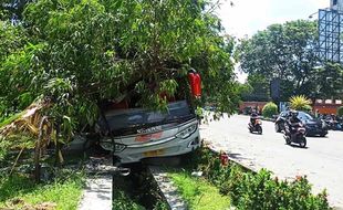 Bus Eka Tabrak Median Jalan di Jurug Solo, Ini Identitas Korban Luka