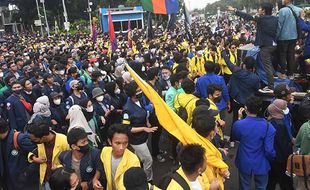 Sampaikan 7 Tuntutan, Ini Foto-Foto Demo Mahasiswa 21 April di Jakarta