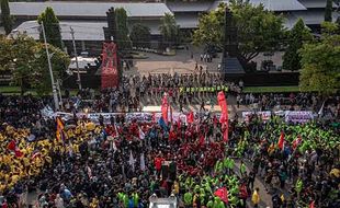 Ratusan Mahasiswa Demo di Kantor Gubernur Jateng, Begini Suasananya