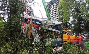 Foto-Foto Evakuasi Bus Eka Kecelakaan Tunggal di Jurug Solo