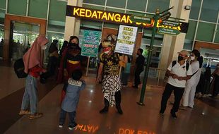 Aksi Superhero Ajak Warga Vaksin Covid-19 di Bandara Adi Soemarmo