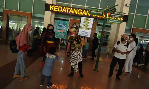 Aksi Superhero Ajak Warga Vaksin Covid-19 di Bandara Adi Soemarmo