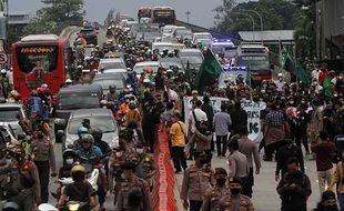 Foto-Foto Kemacetan Lalin saat Aksi Mahasiswa di Flyover Purwosari Solo