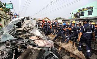 Terseret 10 Meter, Begini Kondisi Mobil Tertabrak KRL di Depok Jabar