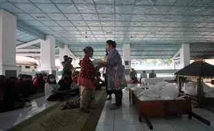 LDA Keraton Solo Bagikan Ratusan Paket Zakat Fitrah untuk Abdi Dalem