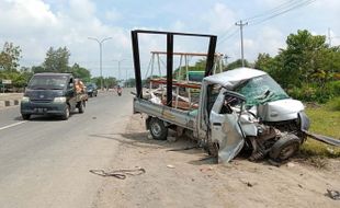 Diduga Sopir Ngantuk, GranMax Hantam Bak Trailer Parkir di Kebakkramat