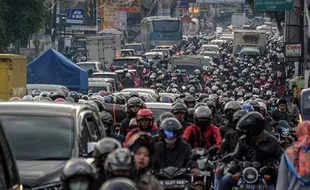 Didominasi Pemudik Motor, Foto-Foto Kemacetan di Jalur Cinunuk Bandung