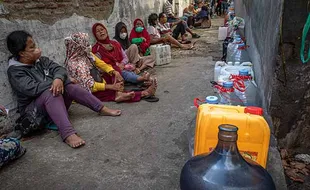 Warga Antre 10 Jam, Stok Minyak Goreng Curah di Semarang Kosong