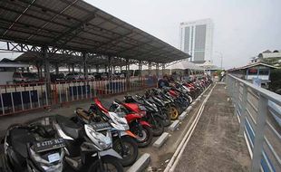 Kloter Pertama Mudik Motor Gratis via KAI Tiba di Stasiun Purwosari Rabu Pagi