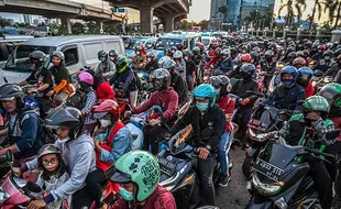 H-4 Lebaran, Ratusan Pemudik Motor Padati Jalan Raya Kalimalang Jakarta