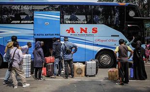 Mudik Lebaran, Calon Penumpang Bus Mulai Padati Terminal di Tangerang