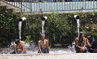 Leganya Pengunjung Menikmati Segarnya Umbul di Klaten saat Padusan