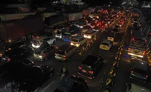 Macet! Begini Antrean Kendaraan Masuk Kapal di Pelabuhan Merak Banten