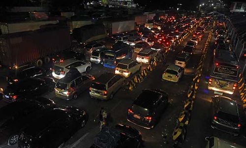 Macet! Begini Antrean Kendaraan Masuk Kapal di Pelabuhan Merak Banten