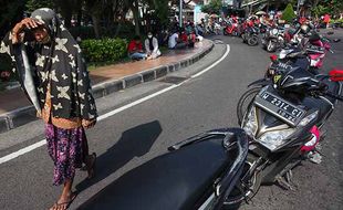 Antrean Penukaran Uang Baru Secara Lantatur di Bank Indonesia Jatim