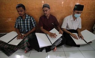 Semangat Difabel Netra di Solo Isi Ramadan dengan Baca Al Quran Braille