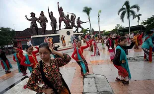 Hari Kartini, Puluhan Perempuan Menari Gambyong Massal di Blitar Jatim