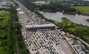 Macet Parah! Ini Foto-Foto Antrean Kendaraan di GT Cikampek Utama