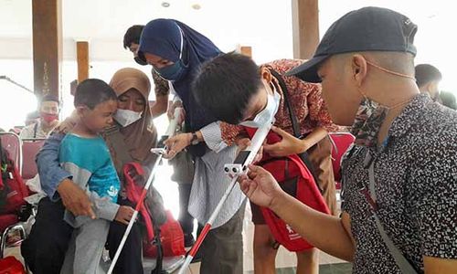 Canggih! Belasan Difabel Netra Wonogiri Dibekali Tongkat Pintar