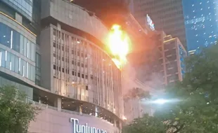 Tunjungan Plaza Surabaya Terbakar Hebat, Penyebabnya Belum Diketahui