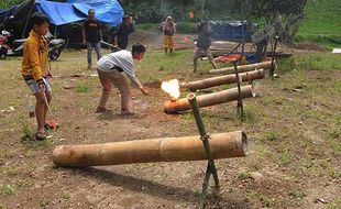 Asyiknya Anak-Anak Bermain Meriam Bambu di TPA Alam Selo Boyolali