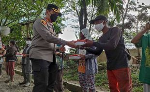 Polisi dan TNI Bersama Komunitas Warga Bagi Takjil di TPA Sukoharjo