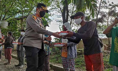 Polisi dan TNI Bersama Komunitas Warga Bagi Takjil di TPA Sukoharjo