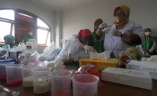 Cek Zat Berbahaya, Tim JKPD Uji Bahan Makanan di Pasar Legi Solo