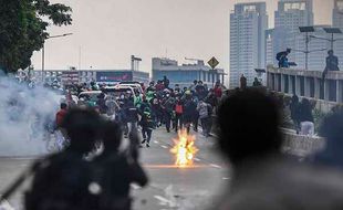 Demo 11 April di Jakarta Berujung Ricuh, Polisi Bubarkan Massa