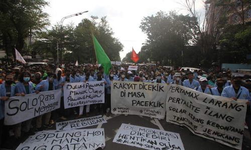 Mahasiswa Soloraya Lakukan Aksi Besar di Gladak Solo