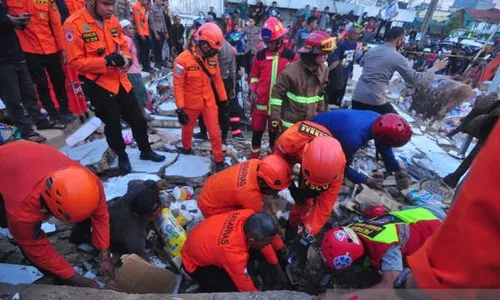 Bangunan Alfamart Ambruk Rata dengan Tanah, 1 Orang Meninggal Dunia