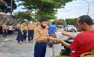 Cara SMP Muhammadiyah 5 Tanon Sragen Ajarkan Siswa Peduli Lewat Takjil