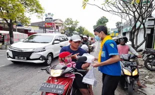 Kartini Muda Bagikan 500 Paket THR untuk Pengguna Jalan di Sragen