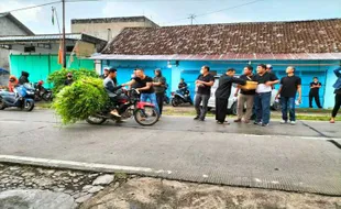 Ratusan Pesilat Sragen Bagi 1.500 Takjil di Jalur Wisata, Ludes Lur...