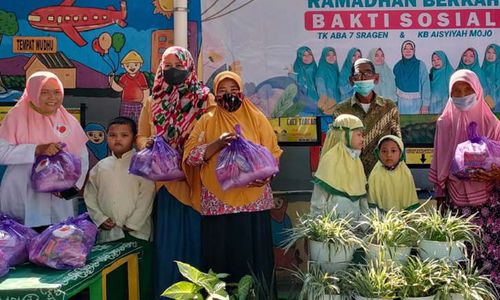 Siswa TK dan KB Aisyiyah Sragen Bagikan 78 Paket Sembako Bagi Duafa