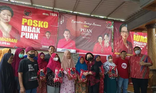 PAC PDIP Gemolong Bagikan 300 Paket Sembako dari Puan Maharani