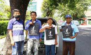 Sambut Ramadan, Batik Prabuseno Bagikan Batik di Jalan