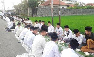 Bukber Unik Ala Ponpes Darul Quran Solo, Lesehan 200 M di Tepi Jalan