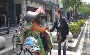 Prihatin Insiden yang Rusak Citra Jogja, Warga Bagi Bunga di Malioboro