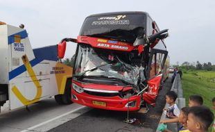 Jagung Berhamburan, Ini Kronologi Bus Sundul Truk di Tol Boyolali