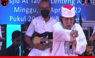 Ngaji di Kandang PDIP, Cak Nun Sindir Presiden Tiga Periode