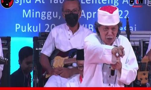 Sindir Jokowi, Cak Nun: Dua Kali Gak Bisa Jangan Tiga Kali