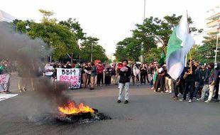 Demo 11 April di Kantor Gubernur Jateng Diwarnai Aksi Bakar Ban