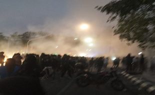 Ricuh! Demo Mahasiswa di Semarang Tolak Jokowi 3 Periode