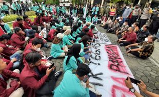 Didemo 150 Mahasiswa, Anggota DPRD Solo Duduk Klesotan Di Jalan