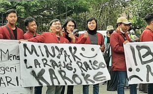 Seratusan Mahasiswa Demo di DPRD Solo: Jokowi Gagal, Ibuku Merana...