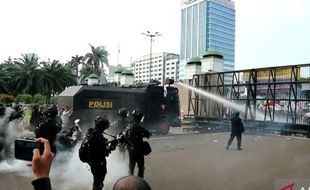 Aksi Unjuk Rasa Ricuh, Polisi Bubarkan Mahasiswa dengan Gas Air Mata