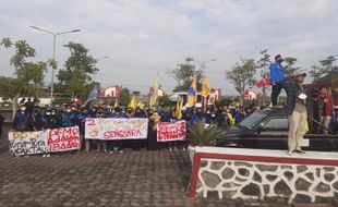 Demo di DPRD Sukoharjo, Aliansi Cipayung Ajak Legislator Panas-Panasan