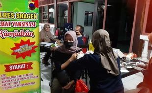 Polres Sragen Jemput Bola Vaksinasi di Masjid dan PO Bus