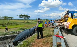 Kecelakaan di Tol Madiun, Mobil Anggota DPRD Kediri Nyemplung di Parit